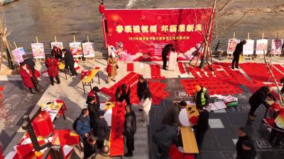 视频-【新春走基层】通城县举办“春联送祝福 年画展新风”活动