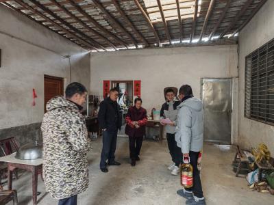 通城县五里镇： 春节慰问暖人心，情系群众显真情
