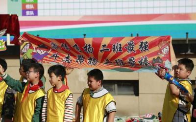 追光丨这所小学，走出教室就是运动场
