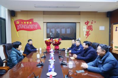 刘中英走访慰问专家人才