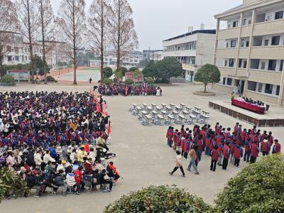 通城县关刀中学开展“展青春风采 悟思政魅力”迎元旦课桌舞比赛
