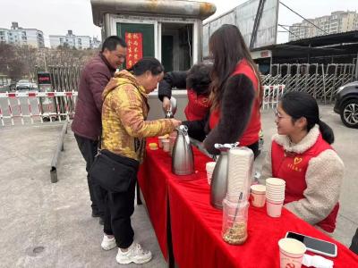 通城县“志愿送温暖，热茶迎归人”暖心活动进行中！