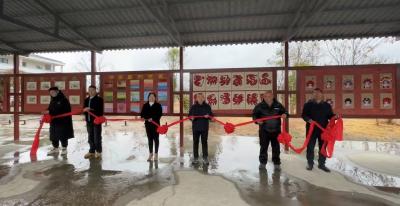 通城县关刀镇里港小学：走廊担风雨，爱心满校园