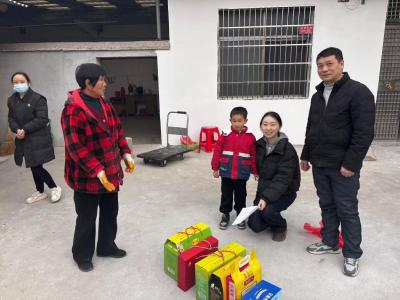 通城团县委“温情速递”：为沙堆镇送温暖