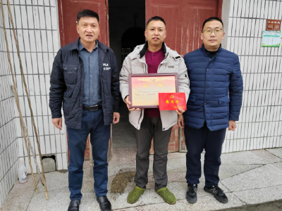 通城县石南镇：暖心慰问  情系寒冬