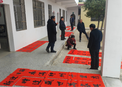 通城县五里镇：童心送春联 欢乐迎新年
