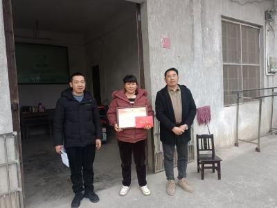 通城县四庄乡：春节前走访慰问特殊困难群体