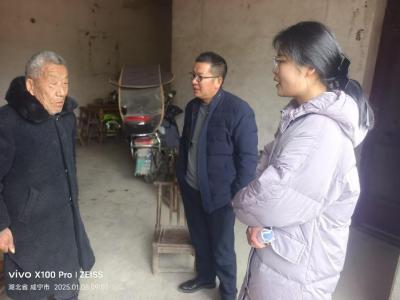 通城县沙堆镇开展走访独居老人活动，传递温暖与关怀