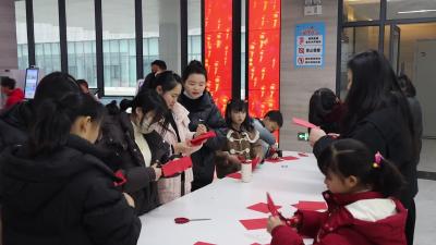 视频-新春走基层通城县图书馆开展“赏年画 过大年”系列活动 