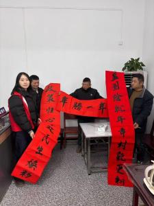 通城县沙堆镇坪坳村新时代文明实践站开展“迎新春 送对联”活动