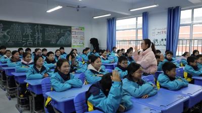 视频-通城：多彩“开学第一课” 点亮美好新学期