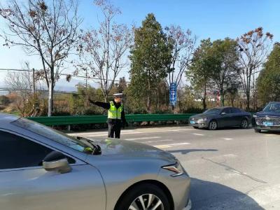 【春节我在岗】疏堵保畅不打烊，通城公安在路上……