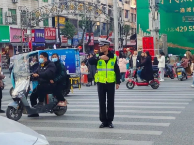 荣誉催奋进，送奖励警心！通城公安开展送奖到岗活动