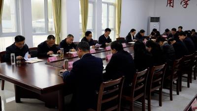 黄建平主持召开县委理论学习中心组集中学习会议