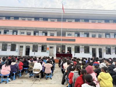 通城县沙堆镇天灯岭完小：法治阳光照校园 护航青春助成长