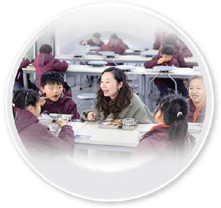 浙江以立法形式探索中小学校园用餐陪餐制度——  师生同吃一桌餐 健康安全常相伴