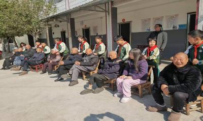 通城县大坪乡下畈完小：传承雷锋精神，争做时代新人