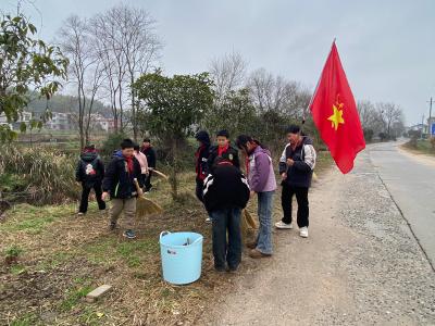 通城县大坪乡杨部小学开展“学雷锋”活动，内化社会主义核心价值观