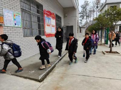 通城县大坪乡达丰完小：守护放学路，温暖每一步