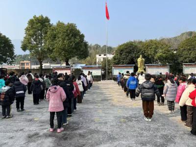 通城县麦市镇棋盘小学开展“不熄的明灯、学雷锋纪念日”系列活动
