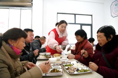 湖北通城：幸福食堂让老人享幸福