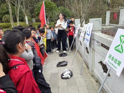 通城县五里镇磨桥完小开展垃圾分类与环境保护实践体验活动