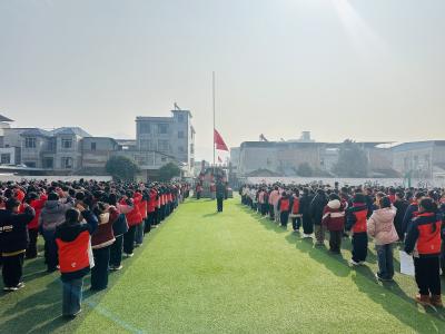 通城县五里镇五里中心完小开展 “红领巾心向党，学习雷锋我先行” 主题活动