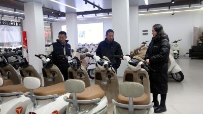 通城：政策赋能 电动车以旧换新掀热潮 
