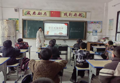 通城县五里镇湾头完小开展“学雷锋”系列活动