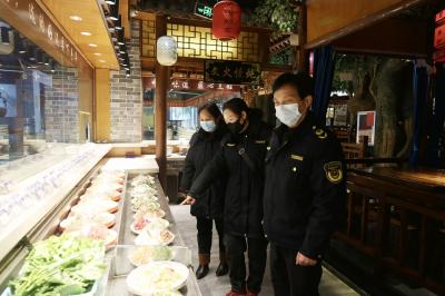 通城县市场监督管理局：随机查餐厅“舌尖安全卫士”在行动