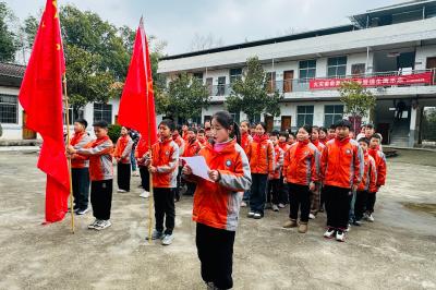 通城县关刀镇中心小学开展“三月春风暖 敬老学雷锋”活动