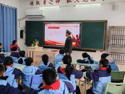 “白车侠”杜志军走进九宫小学，宣讲“平凡英雄”精神