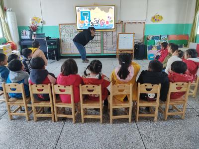 通城县大坪乡中心幼儿园组织开展消防安全演练活动