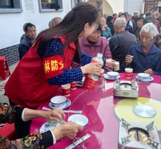通城县塘湖镇：乡贤反哺桑梓情 敬老爱老暖人心