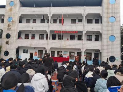 通城县沙堆中学：法治教育进校园 普法护航助成长