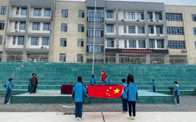 通城县麦市中学、麦市中心完小召开春开学典礼暨表彰大会