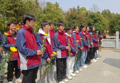 通城县大坪乡杨部中学开展烈士陵园祭扫主题教育活动