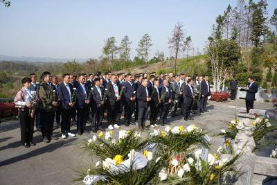 通城县医药协会全体会员祭拜通城医药界开创者吴石平