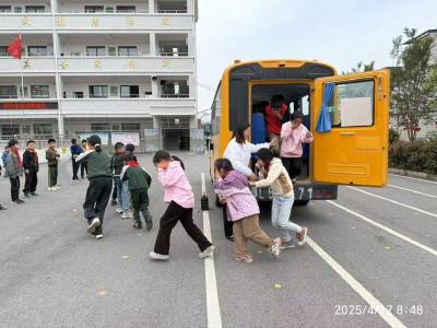 通城县大坪乡下畈完小开展校车应急疏散演练