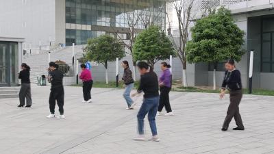 视频-通城县银山广场：晨光中的“银发”健身潮  