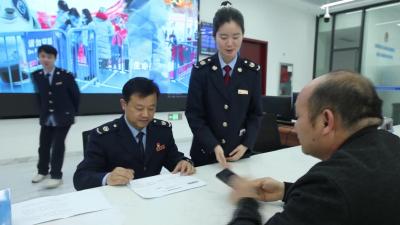视频-通城县税务局一把手亲自办 沉浸式体验助力服务再升级