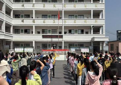 通城县大坪乡下畈完小开展防溺水宣誓暨签字活动