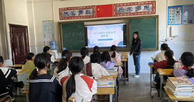 通城县大坪乡水口学校开展女生安全主题教育