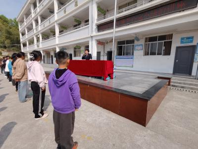 通城县沙堆中心完小：法治护航成长路 争做安全小卫士