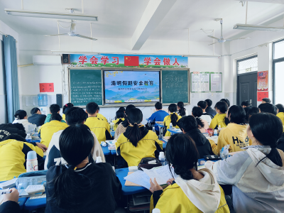 通城县北港中学举办“文明祭祀与森林防火”主题辩论班会