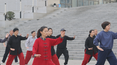 通城县银山广场：晨光中的“银发”健身潮