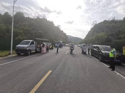 通城县麦市镇：多部门联动严查学生违规骑行 筑牢校园交通安全防线