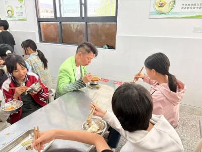 通城县大坪中心完小：家长进食堂，共享好“食”光