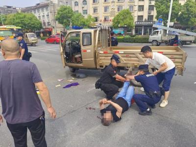 通城特警巡逻途中高效处置交通事故 获群众点赞
