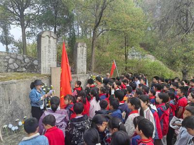通城县石南镇中心小学：弘扬民族精神，祭扫革命英烈